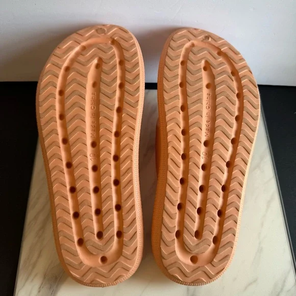 Bebe Vibrant Orange Rubbery Flip Flops - Picture 6 of 6